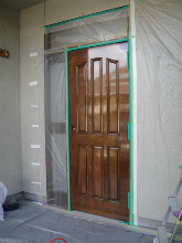 玄関ドアの塗り替え施工中